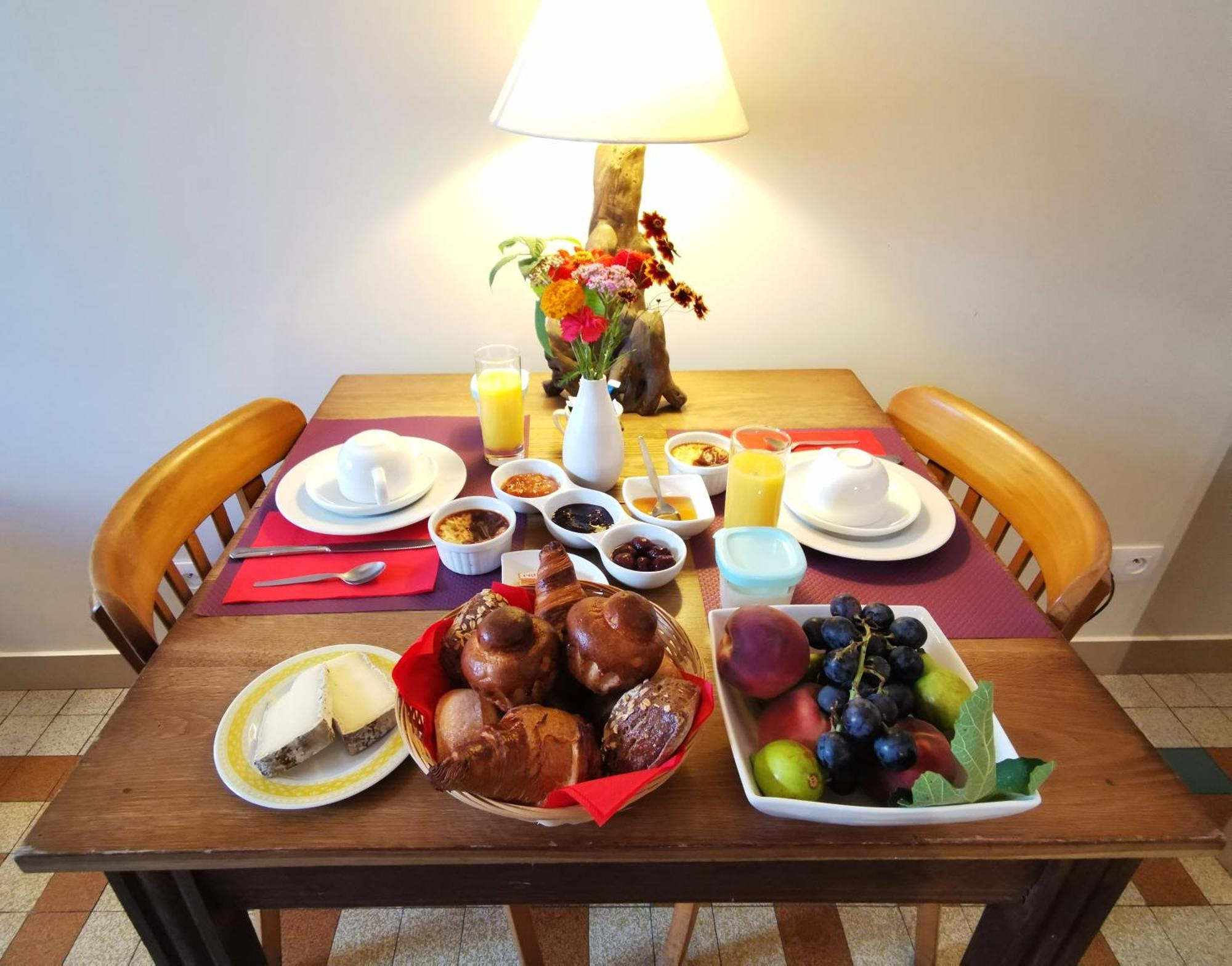 Logis Hotel Restaurant La Barguillere Saint-Pierre-de-Rivière Екстериор снимка