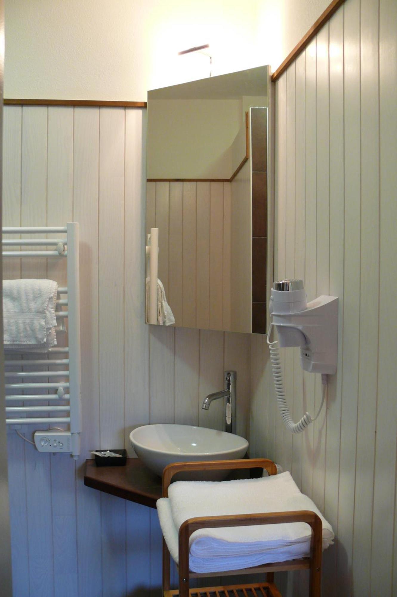 Logis Hotel Restaurant La Barguillere Saint-Pierre-de-Rivière Екстериор снимка